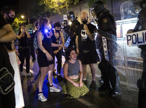 Enfrentamientos entre los manifestantes que piden justicia para Samuel y la Policía en Madrid