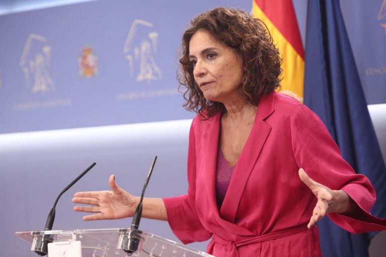 Montero: Los jóvenes del 'macrobrote' deben hacerse 