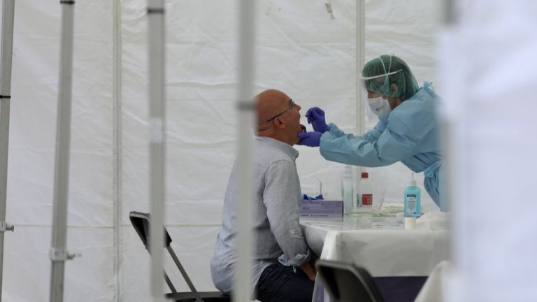 Continúa el incremento de casos en Navarra con 335 en la última jornada y tres nuevos ingresos hospitalarios