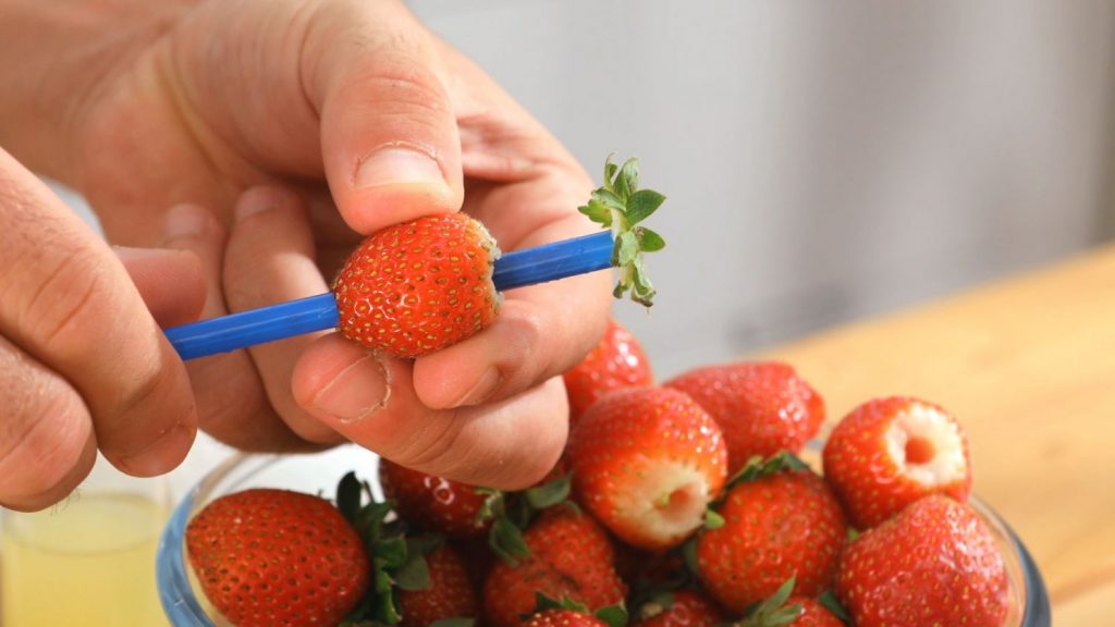 Limpiar las fresas utilizando un sorbete