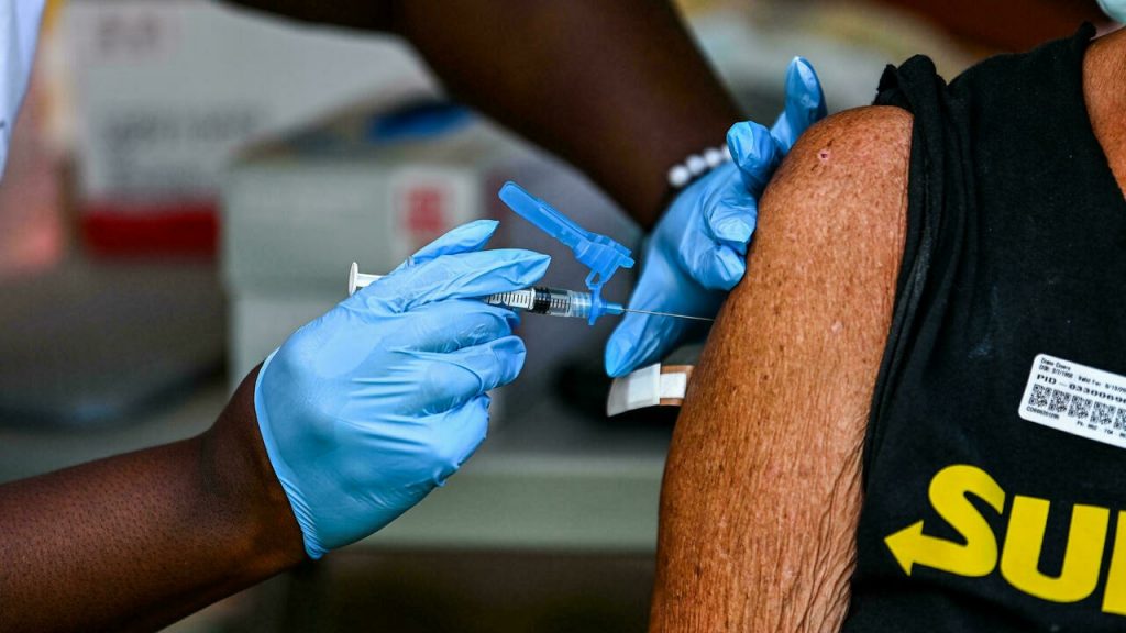 Las dos reacciones a la vacuna de Pfizer y Moderna que solo le ocurren a las mujeres