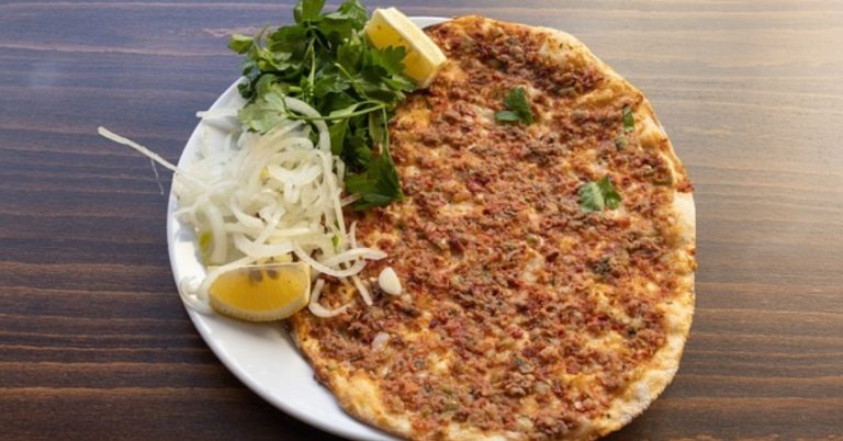 Pizza Lahmacun: así se prepara la mejor comida para un maratón de telenovelas turcas