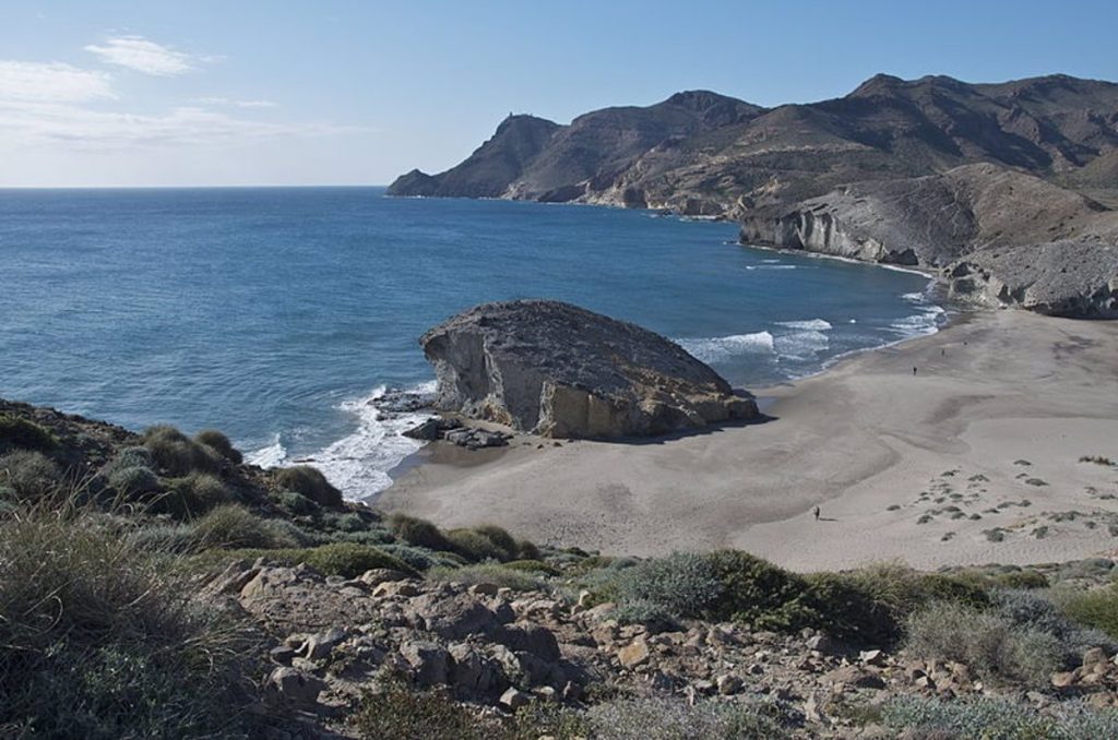 Cala del Barronal rodeada por las playas de Genoveses y Mónsul