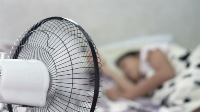 Por qué no deberías dormir con el ventilador encendido