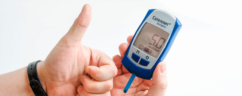 ¿Qué se debe hacer cuando una persona con diabetes sufre de hiperglucemia?