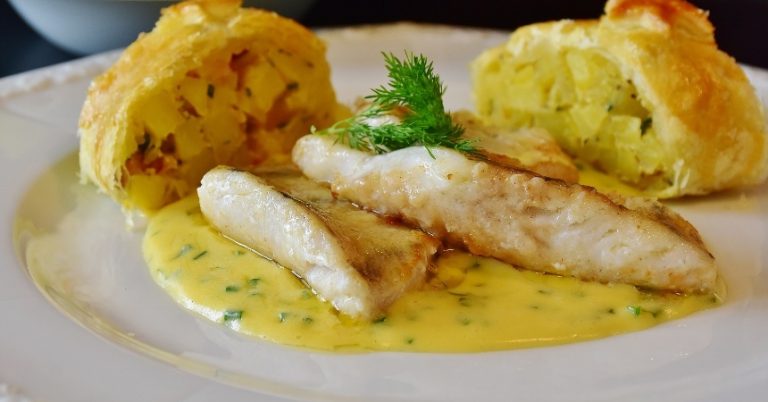 Rape en salsa: el tiempo que debe permanecer en ella para hacerse y coger el sabor