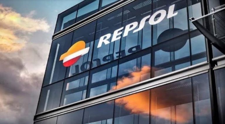 El juez archiva para Repsol, CaixaBank, Brufau y Fainé la investigación sobre los encargos a Villarejo