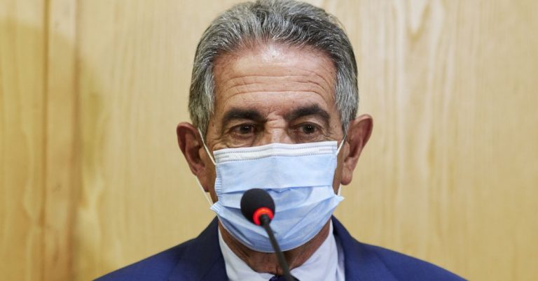 Revilla cree que quitar la mascarilla obligatoria ha sido precipitado