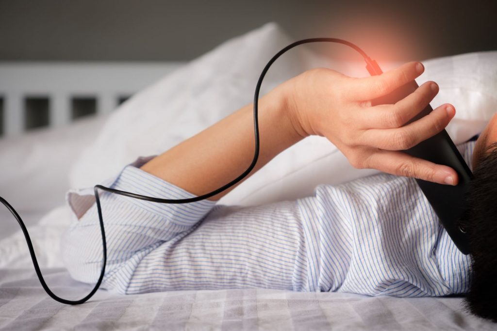 Riesgos de que te electrocutes móvil 