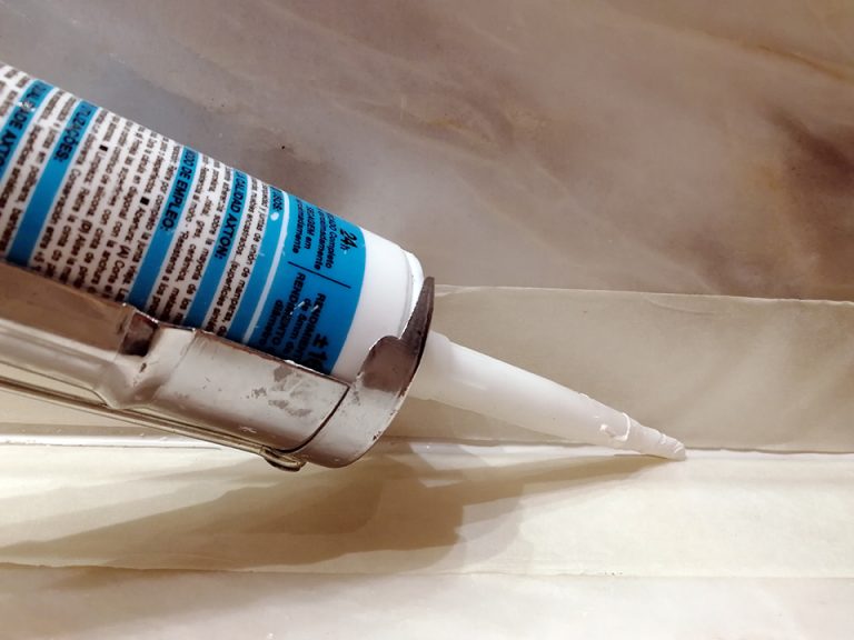 Cómo cambiar la silicona negra de los azulejos