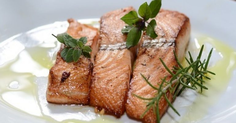 Salmón al horno: el tiempo y temperatura ideal para que no te salga seco