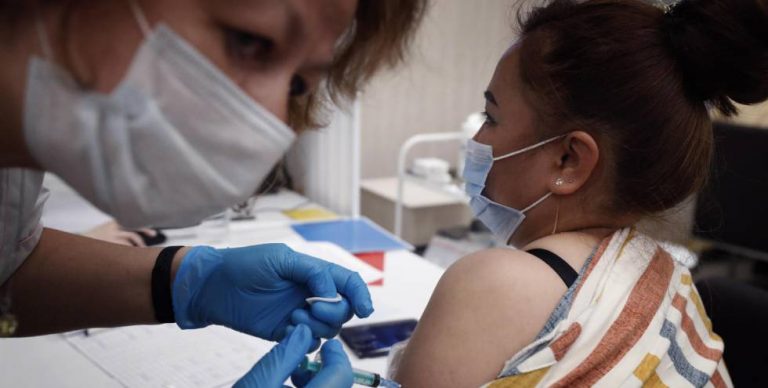 Sanidad notifica 26.390 casos y diez muertes, mientras la incidencia sigue ascendiendo a 469