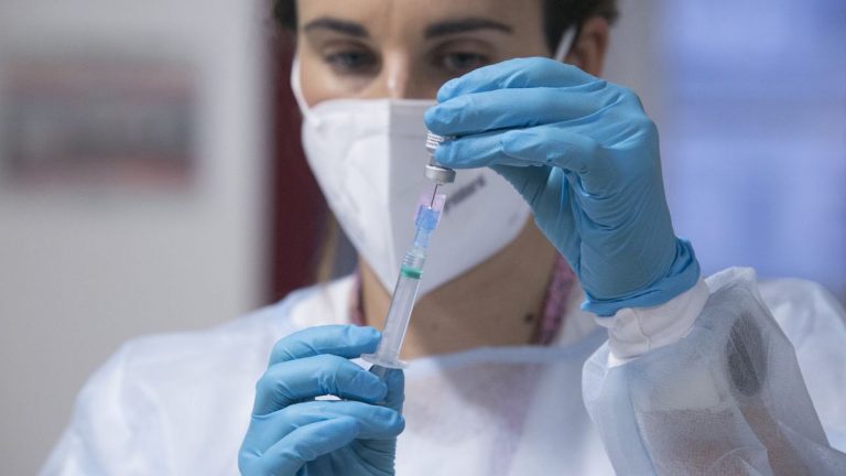 Sanidade activará la 'autocita' de vacuna para menores de 30 años y 