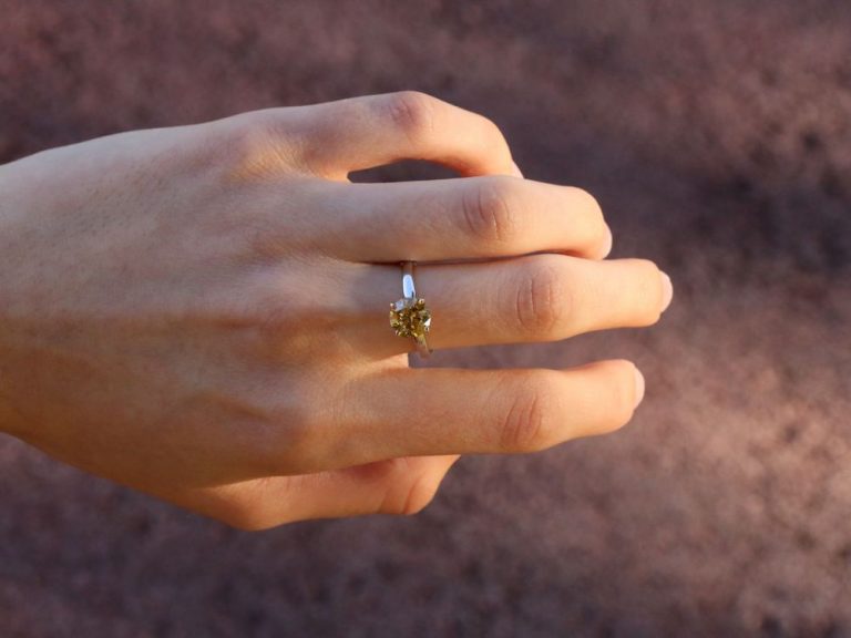 Según en qué dedo lleves tu anillo esto es lo que significa