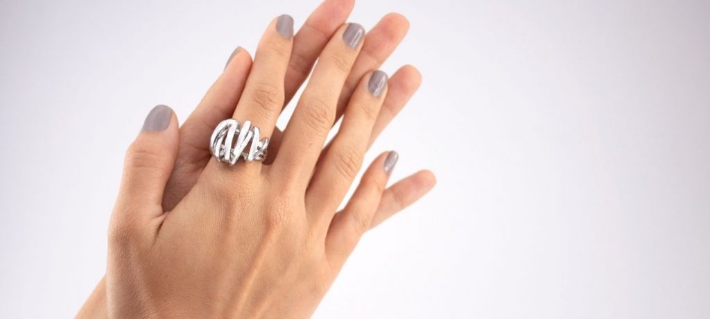 ¿En qué dedos hay que colocarse los anillos?