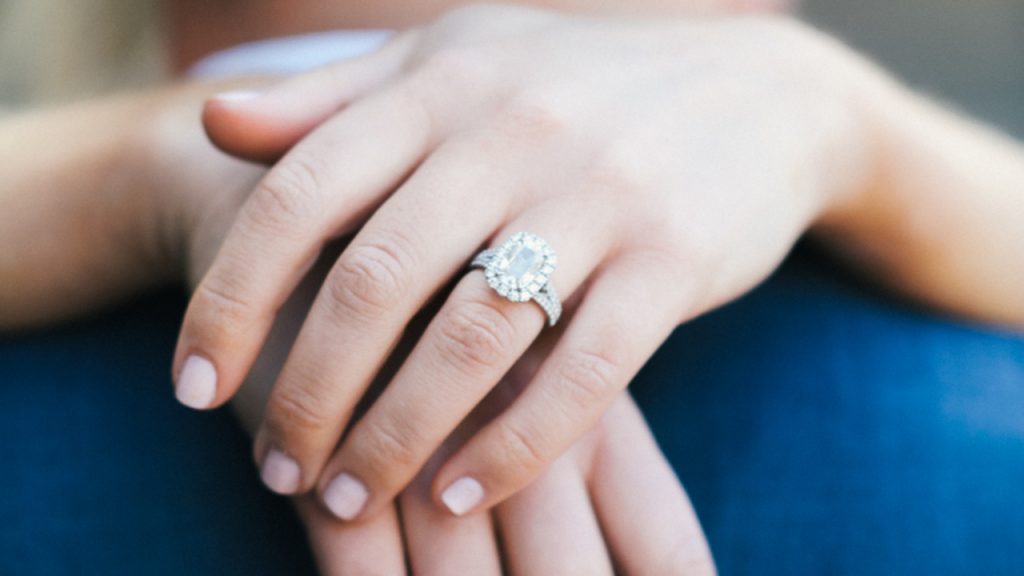 Anillos en el dedo anular