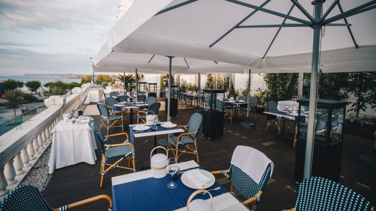 Terraza del Gran Casino Sardinero, un restaurante efímero y al aire libre consagrado al producto local