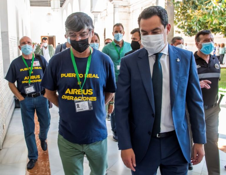 Trabajadores de Airbus Puerto Real se concentran en el Parlamento andaluz