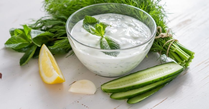 Tzatziki, los dos ingredientes que son el sustituto perfecto de la mayonesa