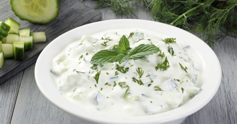 Tzatziki, los dos ingredientes que son el sustituto perfecto de la mayonesa