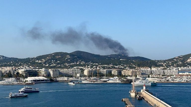 Una bengala caducada causó el incendio en el vertedero de Ibiza