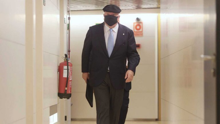 El juez pide comprobar el intercambio de mensajes entre Villarejo y Rajoy sobre 'Kitchen'