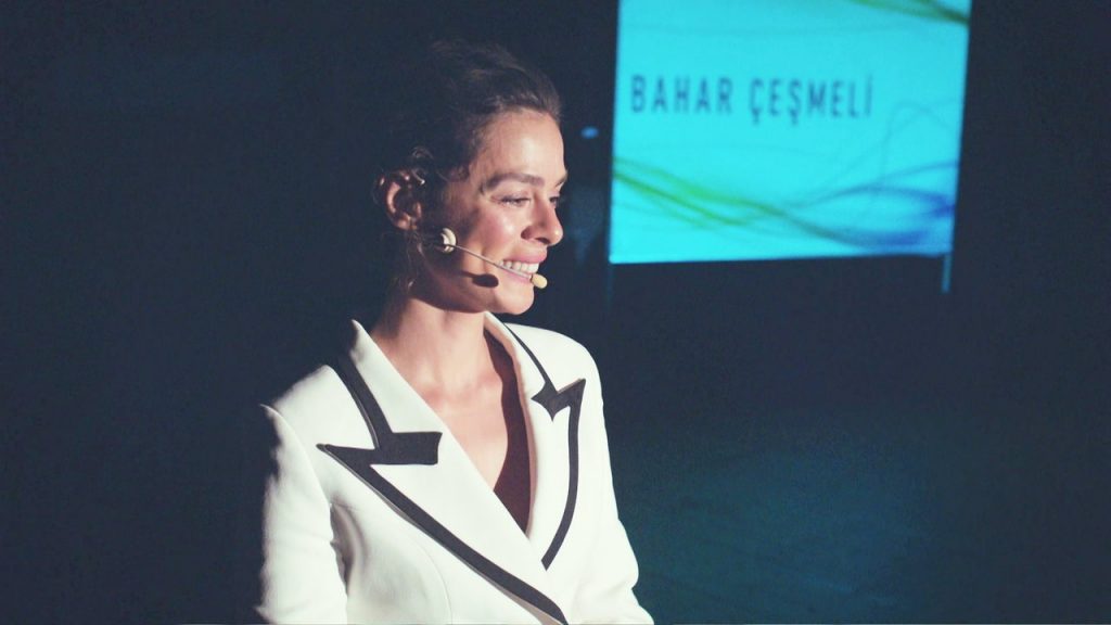 Bahar se acaba convirtiendo en una mujer exitosa al final