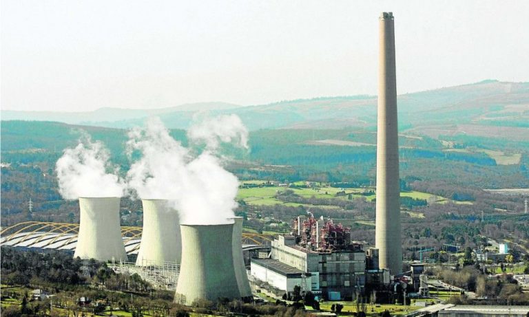 Un estudio cifra en casi 1.500 los empleos que se perderán por el cierre de la central de As Pontes