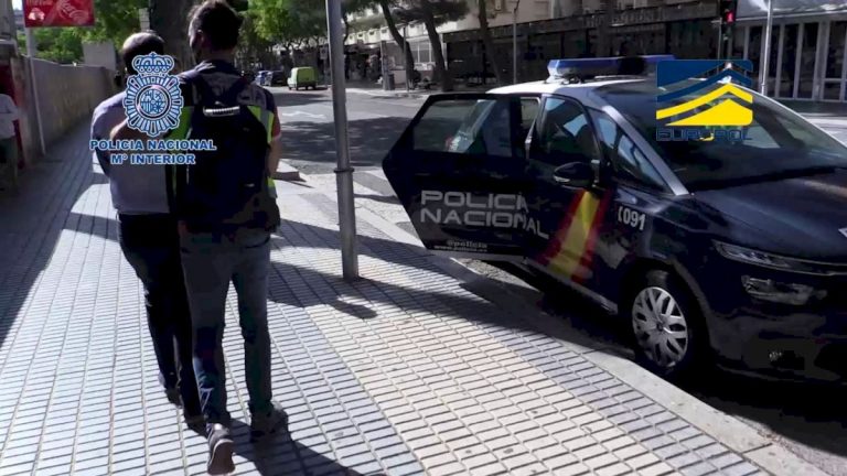 Desarticulada una red de falsificación de documentos para introducir migrantes en Reino Unido y EEUU