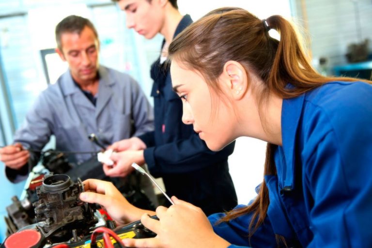 El CEE plantea que las CCAA promuevan la FP de cuidados en hombres y de industriales en mujeres