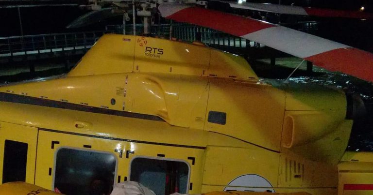 Los Bomberos sacan del agua el helicóptero del 112 que se cayó a la Estanca del Gancho