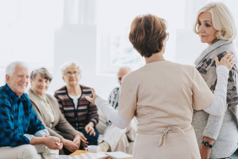 ¿Cuál es la alternativa para encontrar residencias y centros para personas mayores?