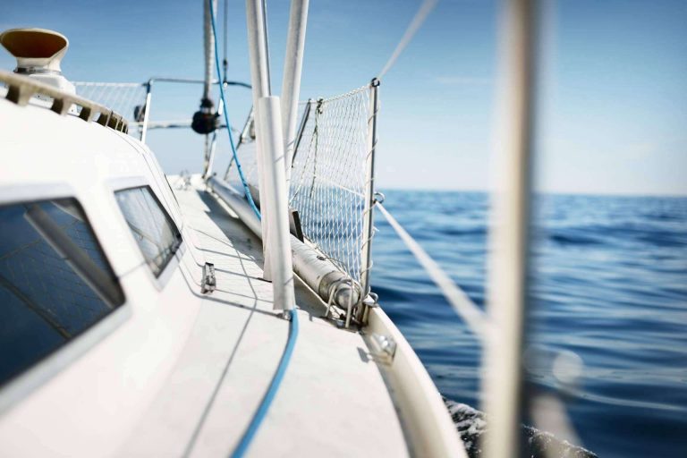 Gracias a Alboran Charters es posible disfrutar de un inolvidable paseo en barco en Granada