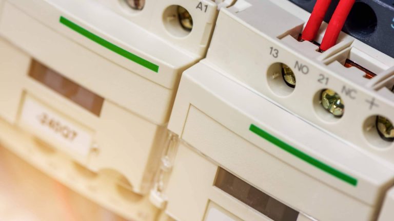 Interrumpir la corriente eléctrica con los diferentes tipos de contactores, por Cadenza Electric
