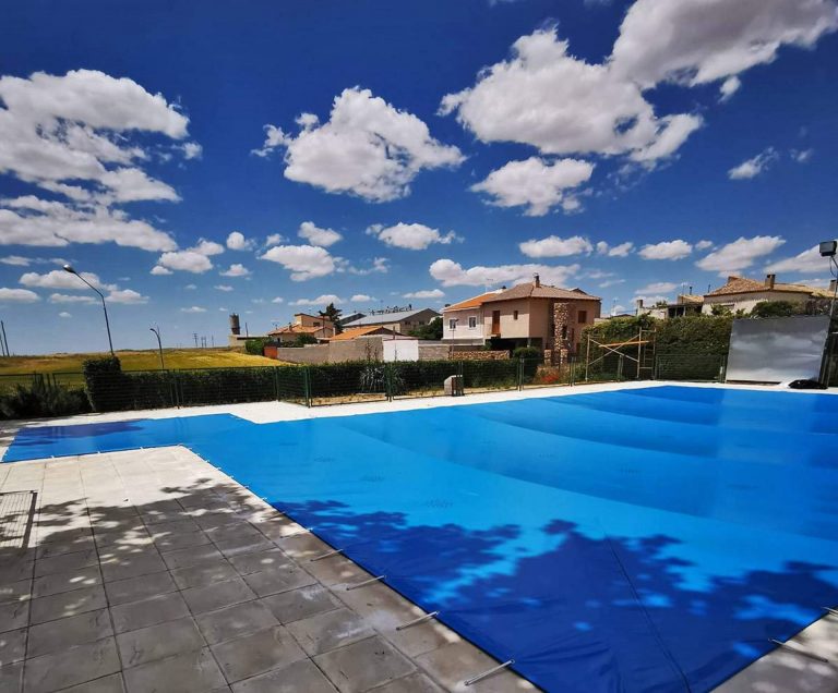 Toldos Picasso proporciona a sus clientes cobertores para piscinas en cada estación del año
