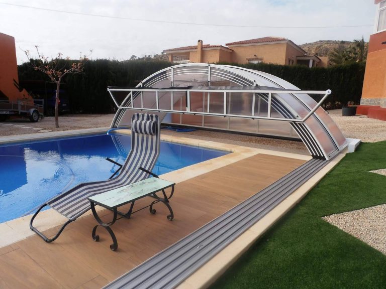 Las piscinas están protegidas todo el año con las cubiertas adaptables COVERTTO