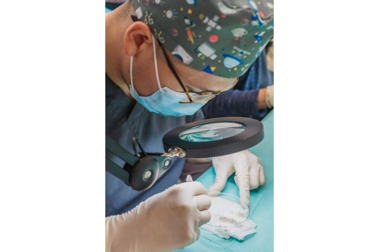 La Clínica Adcure lleva a cabo los populares microinjertos de barba y cejas