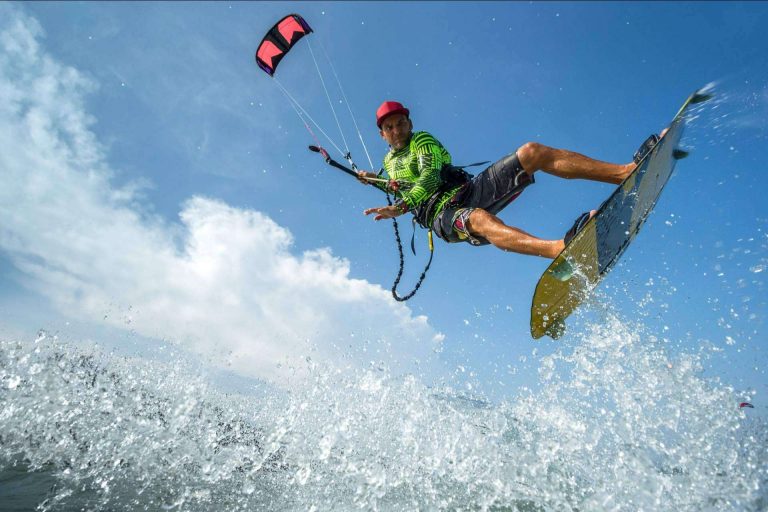 Aprender kitesurf en Tarifa es posible gracias a los cursos de kitesurf de la escuela 3 Sixty Kite School Tarifa