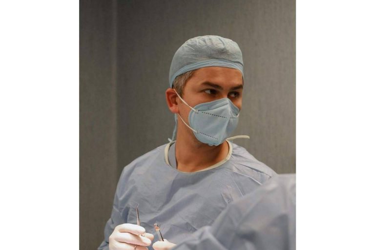 Revitalizar la expresión facial de mujeres y hombres mediante los tratamientos estéticos del doctor Castellar