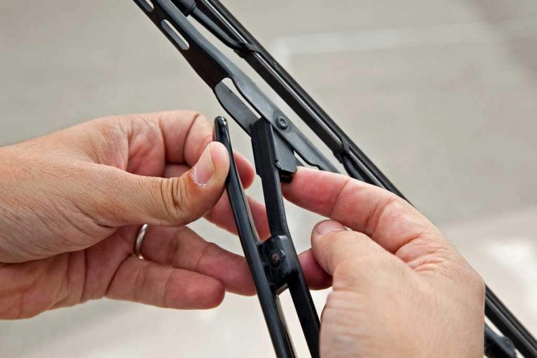 Cómo cambiar los limpiaparabrisas del coche