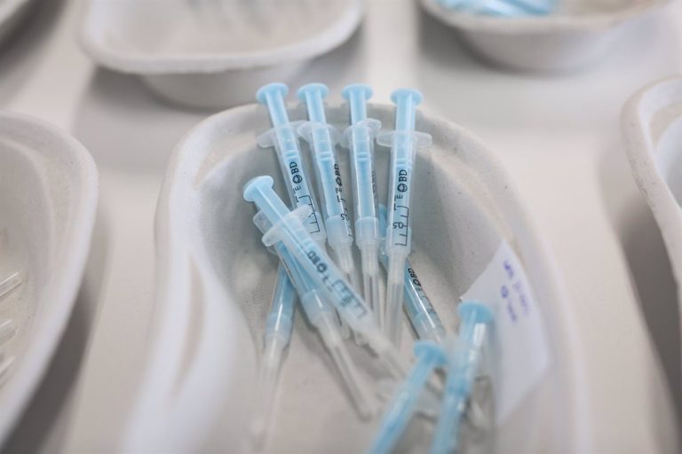 Madrid llega este lunes al 61% de población diana inmunizada