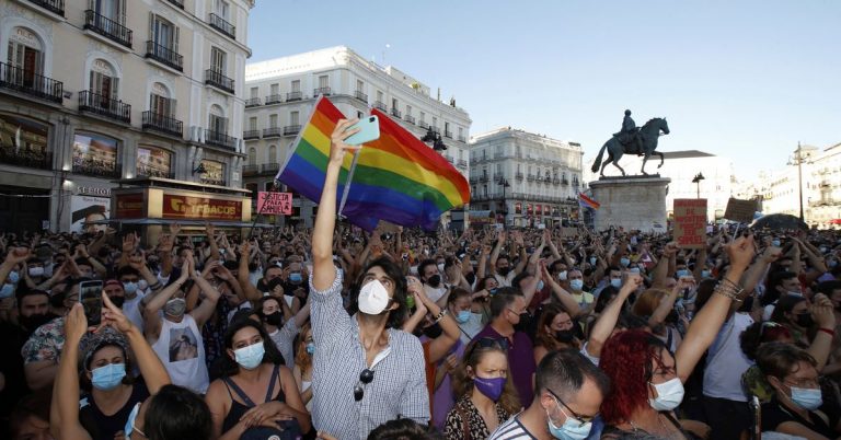 Montero apoya las protestas contra la homofobia tras el asesinato de Samuel