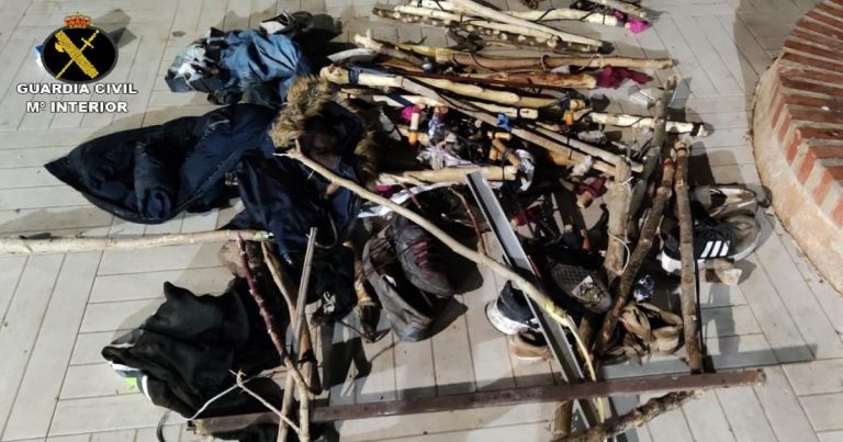 La Guardia Civil interviene barras de hierro y garfios a migrantes en Melilla