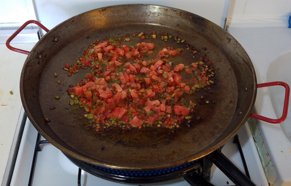 Sofrito paella. Después reposar.