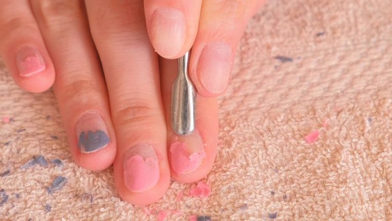 Cómo quitarte el esmalte y la manicura permanente