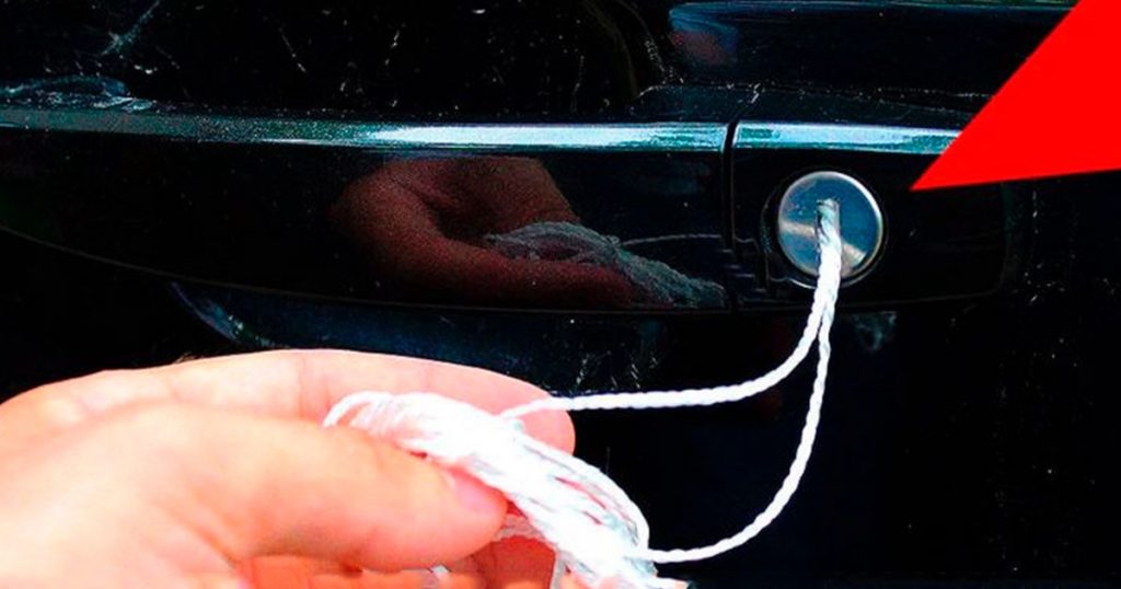 ¿Cómo recuperar unas llaves dentro de un coche?