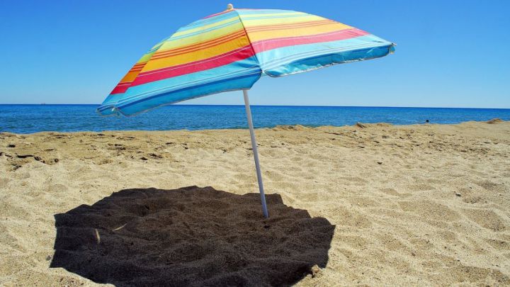 ¿Cómo instalar correctamente una sombrilla en la playa?