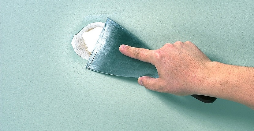 Paso a paso para tapar los agujeros de la pared y dejarla como nueva