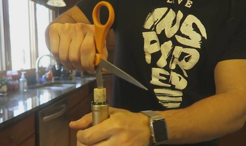 Las tijeras también salvan la velada