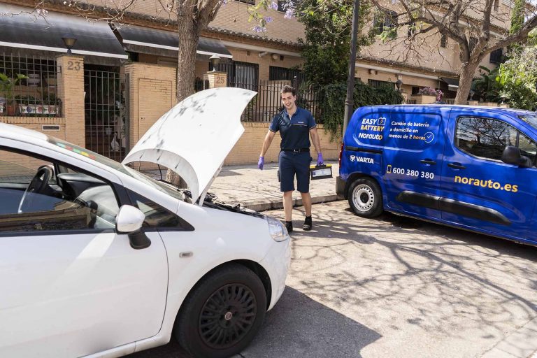 Fallo de la batería, una de las causas por las que el coche se puede quedar ‘tirado’ estas vacaciones